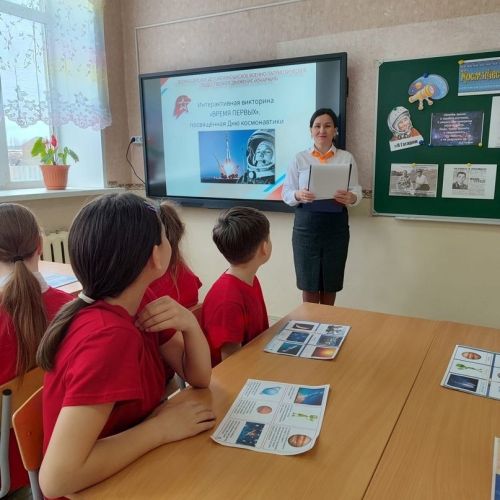 Космонавтика көне уңаеннан район мәктәпләрендә төрле чаралар узды