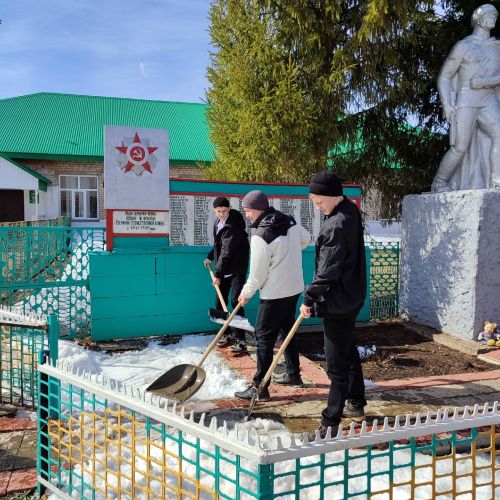 Яшь армиячеләр авыл һәйкәлен тәртипкә китерделәр