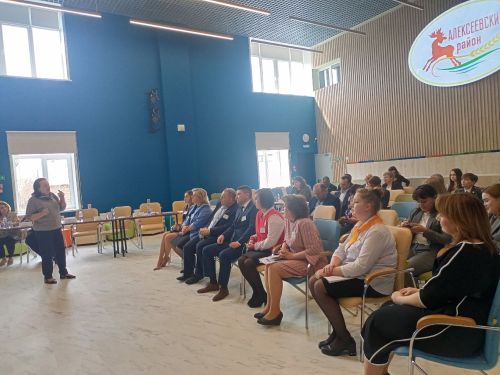 Аксубай районының тәрбия буенча киңәшче зональ бәйгедән җиңүче булып кайтты