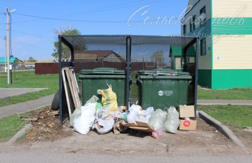 Мусорный вопрос по-аксубаевски: оператор защищается графиком, жители недовольны