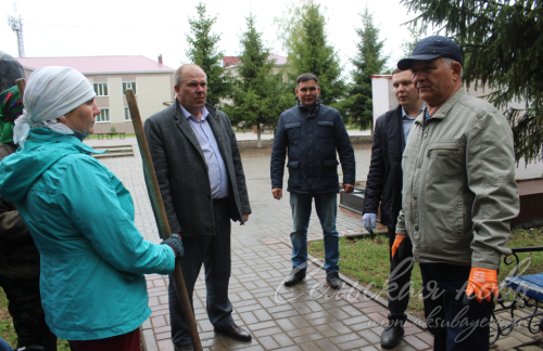 Аксубай районы башлыгы Бөек Ватан сугышы һәйкәлләрен төзекләндерү буенча Бөтенроссия шимбә өмәсенә кушылды