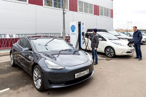 Xiaomi запустит собственный электромобиль, aкции Tesla упали на 30%