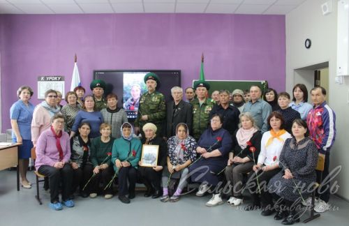 С экрана на односельчан смотрел живой герой