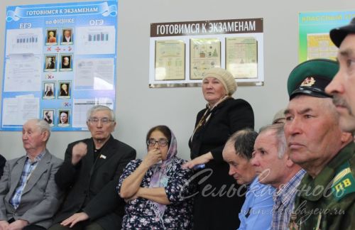 С экрана на односельчан смотрел живой герой
