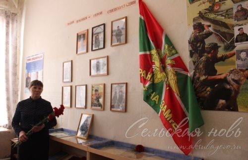 С экрана на односельчан смотрел живой герой