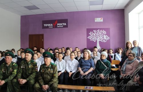 С экрана на односельчан смотрел живой герой