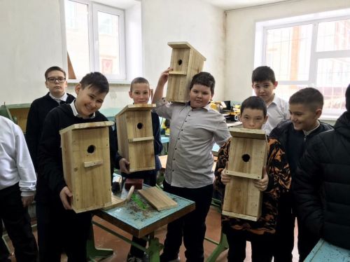 Весенние песни скворцов и мелодичные их трели сегодня раздаются в самом центре Аксубаева