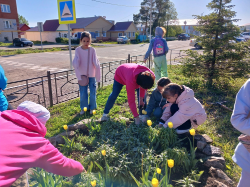 Аксубай китапханәсенең яшь китап укучылары чәчәкләр турында беләләр