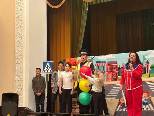Аксубайның түбән сыйныф укучыларына юл хәрәкәте кагыйдәләре буенча спектакль күрсәттеләр