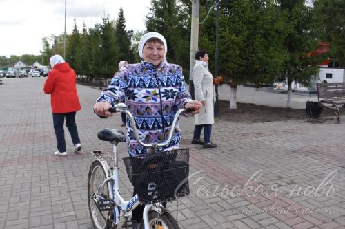 1418 шагов к Победе: аксубаевские волонтеры раздают георгиевские ленты
