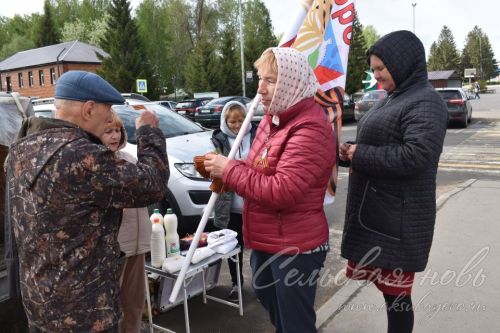 1418 шагов к Победе: аксубаевские волонтеры раздают георгиевские ленты