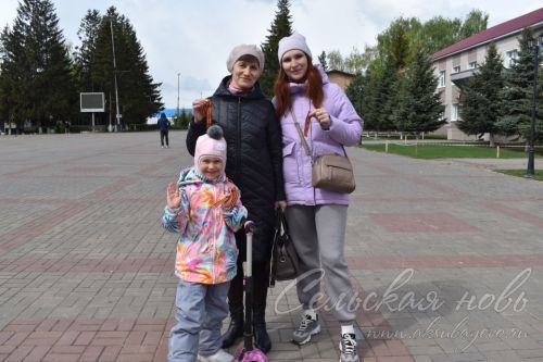 1418 шагов к Победе: аксубаевские волонтеры раздают георгиевские ленты