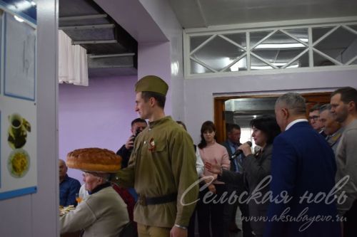 В Аксубаеве ветеранов, матерей и жен участников СВО поздравили с Днем Победы