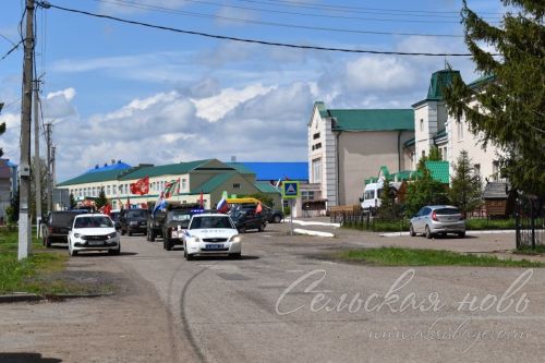 Аксубайда Җиңү автоузышы ике дистәдән артык машинаны җыйды