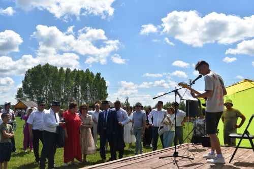 Аксубай мәдәният волонтеры район бәйрәмендә тыңлаучыларның йөрәкләрен яулады