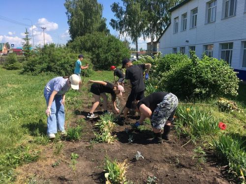 Ребята из пришкольного лагеря украшают планету