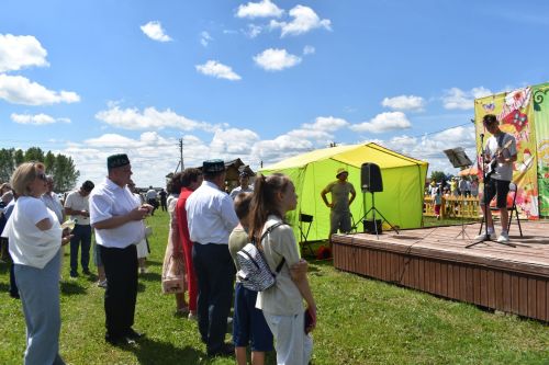 Аксубай мәдәният волонтеры район бәйрәмендә тыңлаучыларның йөрәкләрен яулады