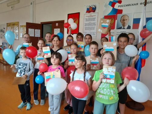 «Непоседы» мастерили объемную аппликацию Флага Родины