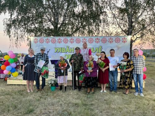 Авыл бәйрәмендә юбиляр гаиләләрне һәм махсус хәрби операциядә катнашучыларның хатыннарын хөрмәтләделәр