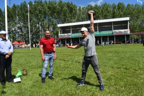 Аксубаевские гиревики показали силу на площадке Сабантуя
