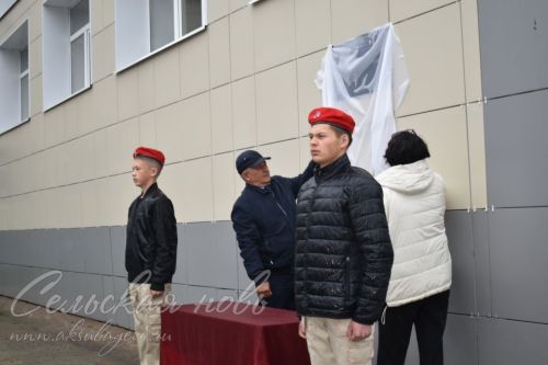 Аксубай егете сугышта батырларча көрәшә, ә мәктәптә аны игелекле һәм ярдәмчел итеп хәтерлиләр