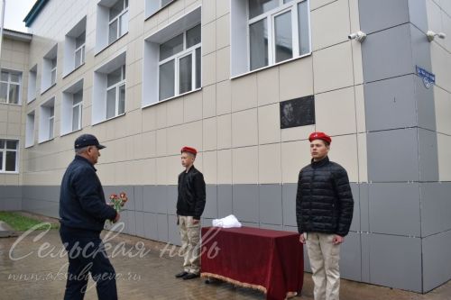Аксубай егете сугышта батырларча көрәшә, ә мәктәптә аны игелекле һәм ярдәмчел итеп хәтерлиләр