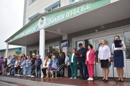 Аксубай егете сугышта батырларча көрәшә, ә мәктәптә аны игелекле һәм ярдәмчел итеп хәтерлиләр
