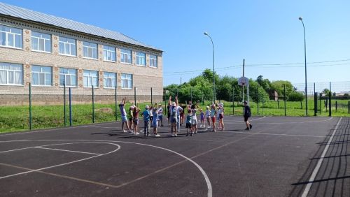 Отдыхающих в оздоровительном лагере детей учат обращаться с финансами