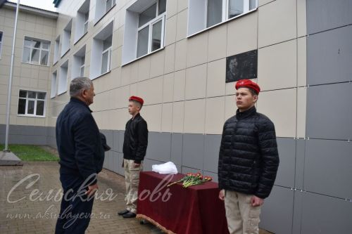 Аксубай егете сугышта батырларча көрәшә, ә мәктәптә аны игелекле һәм ярдәмчел итеп хәтерлиләр