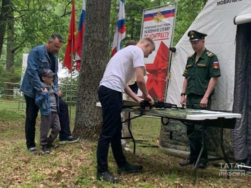 На Казанском Сабантуе был открыт мобильный пункт отбора на службу по контракту
