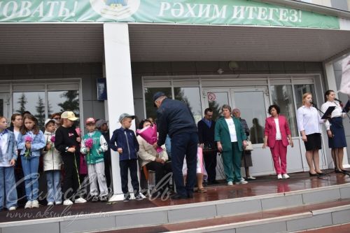 Аксубай егете сугышта батырларча көрәшә, ә мәктәптә аны игелекле һәм ярдәмчел итеп хәтерлиләр