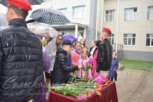 Аксубай егете сугышта батырларча көрәшә, ә мәктәптә аны игелекле һәм ярдәмчел итеп хәтерлиләр