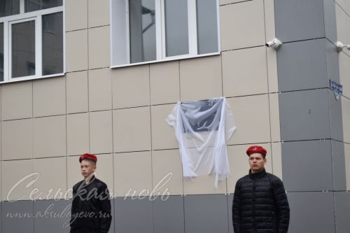 Аксубай егете сугышта батырларча көрәшә, ә мәктәптә аны игелекле һәм ярдәмчел итеп хәтерлиләр