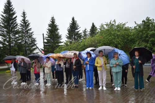 Аксубай егете сугышта батырларча көрәшә, ә мәктәптә аны игелекле һәм ярдәмчел итеп хәтерлиләр