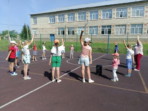 Отдыхающих в оздоровительном лагере детей учат обращаться с финансами