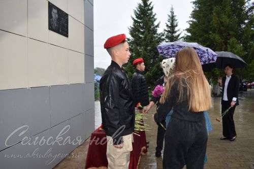 Аксубай егете сугышта батырларча көрәшә, ә мәктәптә аны игелекле һәм ярдәмчел итеп хәтерлиләр