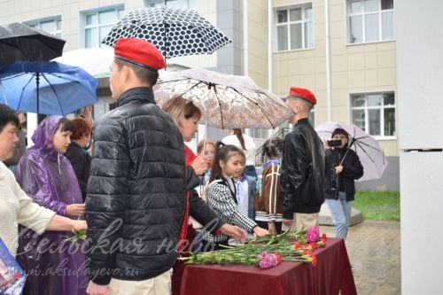 Аксубай егете сугышта батырларча көрәшә, ә мәктәптә аны игелекле һәм ярдәмчел итеп хәтерлиләр