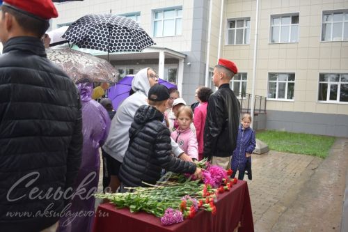 Аксубай егете сугышта батырларча көрәшә, ә мәктәптә аны игелекле һәм ярдәмчел итеп хәтерлиләр