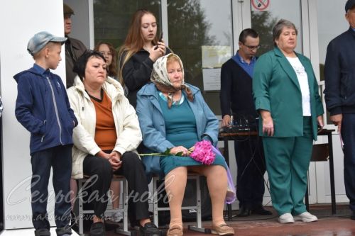 Аксубай егете сугышта батырларча көрәшә, ә мәктәптә аны игелекле һәм ярдәмчел итеп хәтерлиләр