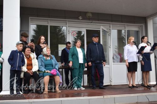 Аксубай егете сугышта батырларча көрәшә, ә мәктәптә аны игелекле һәм ярдәмчел итеп хәтерлиләр