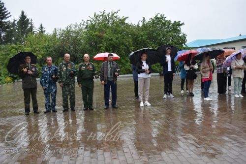 Аксубай егете сугышта батырларча көрәшә, ә мәктәптә аны игелекле һәм ярдәмчел итеп хәтерлиләр