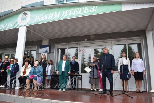 Аксубай егете сугышта батырларча көрәшә, ә мәктәптә аны игелекле һәм ярдәмчел итеп хәтерлиләр