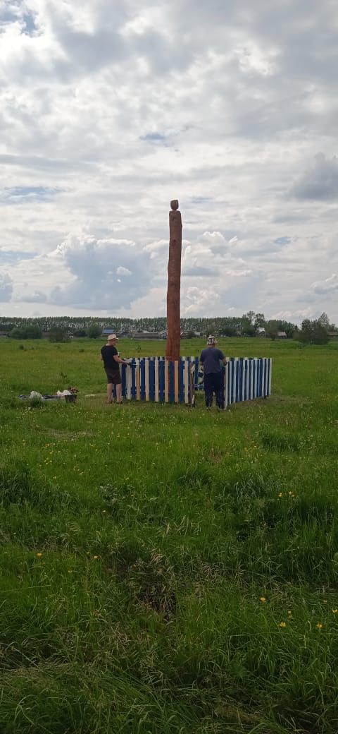 Аксубай туган як тарихын өйрәнүчесе Түбән Саврушта истәлек баганасы тирәсен төзекләндерде