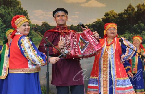 Праздник русского фольклора «Троицкие хороводы» отметили в Кривоозерках