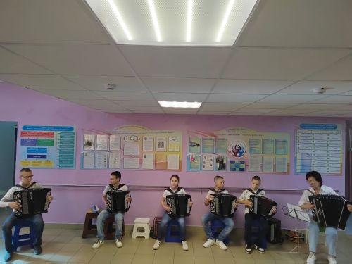 В Аксубаевском центре соцобслуживания звучали звуки баяна