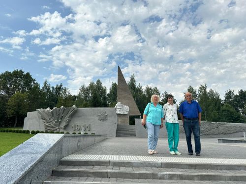 Фронтовик бабасының каберенә барган Аксубай туган яны өйрәнүчесе турында Белоруссия газетасы сөйләде