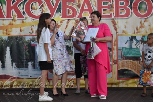 В Аксубаеве чествовали семьи долгожителей, с малышами, успешные в культуре и спорте