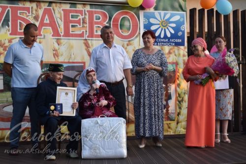 В Аксубаеве чествовали семьи долгожителей, с малышами, успешные в культуре и спорте