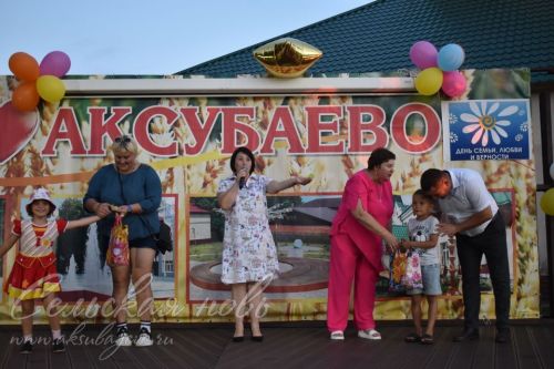 В Аксубаеве чествовали семьи долгожителей, с малышами, успешные в культуре и спорте