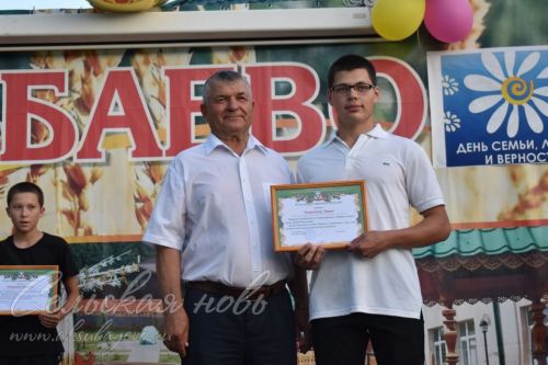 В Аксубаеве чествовали семьи долгожителей, с малышами, успешные в культуре и спорте